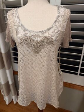 gimmicks by BKE Beige Lace & Crochet Tunic